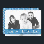 Cartão de Férias de Hanukkah Feliz Moderno<br><div class="desc">Limpo e moderno, este cartão tem um lugar para uma foto horizontal na frente coberta por um cartaz azul com as palavras "Feliz Chanucá" em branco. Personalize com o ano e sua própria saudação e nomes usando os modelos fáceis e fornecidos. O verso apresenta um padrão gráfico aloquente azul e...</div>