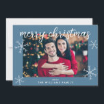 Cartão de Férias de Natal Azul Moderno<br><div class="desc">Cartão de Férias de Natal Feliz da Família Minimalista Moderna,  apresenta um roteiro de caligrafia elegante com fonte Feliz Natal e flocos de neve. Adicione sua foto,  seu nome de família e sua mensagem pessoal personalizada.</div>