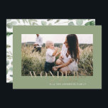 Cartão de Férias de Natal com fotografia mínima mo<br><div class="desc">Último ano de coroa foliar para lembrar do cartão de Natal de script de efeito de ouro. A mão pintada de eucalipto,  folhagem mínima e coroa rattan moderna dão a este cartão de feriado uma sensação luxuosa. Em verdes clássicos,  castanhos e cinzentos...  maravilhas do seu amor.</div>