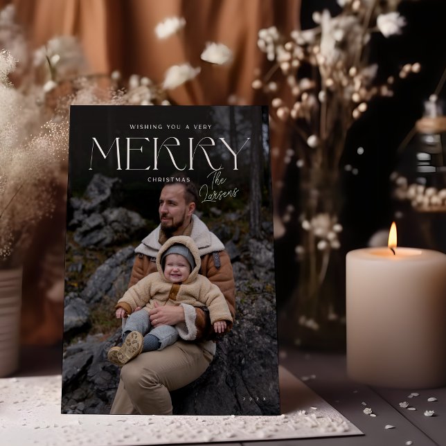 Cartão de Férias de Natal Merry Elegante Moderno (Moody winter scene with candle and "Wishing you a MERRY Christmas" photo Holiday card sized 5x7)