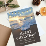 Cartão de Férias de Natal Oceano Beach Seaside<br><div class="desc">Cartões de natal de destino na praia com uma costa litorânea,  um belo pôr do sol,  luzes de cordas,  o ditado "natal alegre",  uma mensagem de feriado bonita,  e seus nomes.</div>