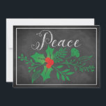 Cartão de Férias de Paz | Faux Chalkboard, Holly<br><div class="desc">Este cartão de Natal "Peace" ou Holiday, barato e festivo, preto e branco, tem um conjunto de verde que tem folhas e bagas ocas e outras folhagem cortadas sobre um fundo falso de quadro negro, com um giz fino e branco, que olha para a sua volta. A primeira redação é...</div>