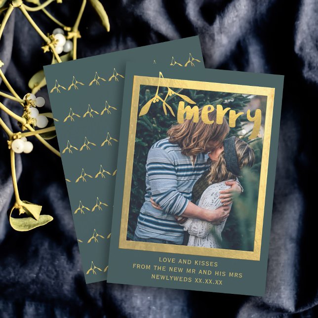 Cartão de Férias Dourado de Foto Mistletooda feliz (Add your photo to this green and gold Merry Mistletoe holiday photo card)