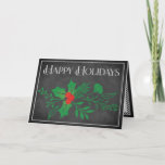 Cartão de Férias Feliz | Faux Chalkboard, Holly<br><div class="desc">Este quadro negro e festivo, preto e branco, "Felizes Feriados" de Natal ou Feriado tem um conjunto de verde que tem folhas e bagas ocas e outras folhagem cortadas sobre um fundo de quadro fino, com um giz branco fino, que olha a borda em volta. O texto "Felizes Feriados" é...</div>