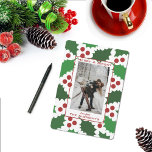 Cartão de Férias Holly de Jolly Vermelho e Verde<br><div class="desc">Envie as cartões de natal do seu amado com este cartão com fotos vertical de férias enfeitado com folhas verdes e bagas vermelhas. Um quadro vermelho fino destaca sua foto especial! Basta adicionar o nome da foto e da família! As folhas sagradas baseiam-se numa design desenhada à mão.</div>