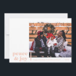 Cartão de Férias Moderno de Cantinho de Paz e Joy<br><div class="desc">Este moderno cartão de férias minimalista é a vitrine perfeita para sua foto favorita da família. Disponível em uma grande variedade de cores. Outras cores e opções de backer disponíveis mediante solicitação. Obrigados para visitar minha loja Zazzle!</div>