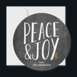 Cartão de Férias Redondo de Quadro de Paz e Joy<br><div class="desc">Espalhe a paz e a alegria com este cartão de feriado redondo estilo chalkboard.</div>