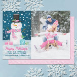 Cartão de Férias Winter Snowman<br><div class="desc">Compartilhe suas Cartões de natal com este cartaz de Natal de bonitão de inverno. Ele apresenta um boneco de neve com um cachecol rosa em uma noite de neve. Substitua a foto pela sua. Perfeito para enviar para sua família e amigos. Também disponível no esquema de cor vermelha. Projetado para...</div>