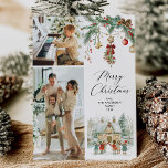 Cartão De Festividades 2 Fotos Feliz Natal Cena de Inverno<br><div class="desc">Compartilhe seus desejos mais calorosos com este cartão personalizado de férias de 2 fotos. Apresentando uma cena de inverno aconchegante com emblema e verde, é a maneira perfeita de mostrar suas memórias familiares favoritas. **Notas: Imagem Superior - Foto Horizontal preferida & para Imagem Inferior - Foto Vertical Preferencial (Use a...</div>