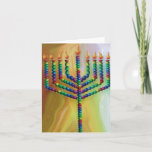 Cartão De Festividades 8 Dias De Chanukah<br><div class="desc">Um belo cartão Chanukah (Hanukkah) com selos postais e envelope correspondentes. Uma menorah de cor brilhante com velas verdes,  azuis,  amarelas e cor-de-rosa brilhante contra fundo ouro.</div>