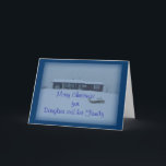 Cartão De Festividades A casa em um monte nevado personaliza-o<br><div class="desc">Mude as palavras neste cartão nevado bonito da cena usando meus modelos fáceis.  Para ver mais cartões temáticos do Natal,  os cartão,  e os artigos do presente vão a meu SEÇÃO do NATAL ou tipo Natal em meu searchbox da montra.</div>