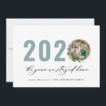 Cartão De Festividades A coroa foliar moderna de 2020 ficou em casa<br><div class="desc">A coroa de folhagem mínima moderna,  Feliz Natal 2020,  no ano em que ficámos em casa,  com o cartão de Natal. A mão pintada de eucalipto,  folhagem mínima e coroa rattan moderna dão a este cartão de feriado uma sensação luxuosa. Em verdes clássicos,  castanhos e cinzentos.</div>