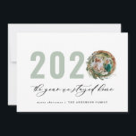 Cartão De Festividades A coroa foliar moderna de 2020 ficou em casa<br><div class="desc">A coroa de folhagem mínima moderna,  Feliz Natal 2020,  no ano em que ficámos em casa,  com o cartão de Natal. A mão pintada de eucalipto,  folhagem mínima e coroa rattan moderna dão a este cartão de feriado uma sensação luxuosa. Em verdes clássicos,  castanhos e cinzentos.</div>