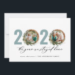 Cartão De Festividades A coroa foliar moderna de 2020 ficou em casa<br><div class="desc">A coroa de folhagem mínima moderna,  Feliz Natal 2020,  no ano em que ficámos em casa,  com o cartão de Natal. A mão pintada de eucalipto,  folhagem mínima e coroa rattan moderna dão a este cartão de feriado uma sensação luxuosa. Em verdes clássicos,  castanhos e cinzentos.</div>