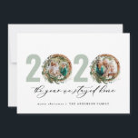 Cartão De Festividades A coroa foliar moderna de 2020 ficou em casa<br><div class="desc">A coroa de folhagem mínima moderna,  Feliz Natal 2020,  no ano em que ficámos em casa,  com o cartão de Natal. A mão pintada de eucalipto,  folhagem mínima e coroa rattan moderna dão a este cartão de feriado uma sensação luxuosa. Em verdes clássicos,  castanhos e cinzentos.</div>