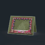 Cartão De Festividades A janela do Natal do inverno ilumina a inserção da<br><div class="desc">Uma janela da casa moldada com luzes de Natal actua como o quadro para sua própria foto de família personalizada. O subtítulo interno diz, "da casa à casa, e do coração ao coração, de um lugar a outro. O calor e a alegria do Natal, trazem-nos mais perto de se." por...</div>