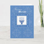 Cartão De Festividades A mãe Hanukkah deseja Menorah azul<br><div class="desc">Este cartão elegante é um fundo maravilhoso para sua mensagem feliz de Hanukkah para sua mãe. Sua mamã gostará certamente deste menorah azul com suas palavras sobre a celebração neste feriado judaico.</div>