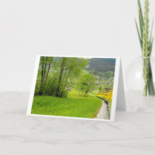 Cartão De Festividades Abaixo no vale suíço de trem