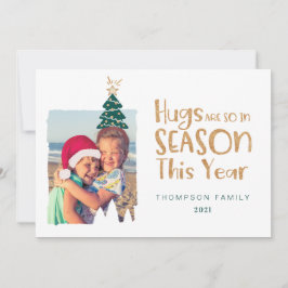 Cartão De Festividades Abraços são a época da árvore de Natal e foto de S