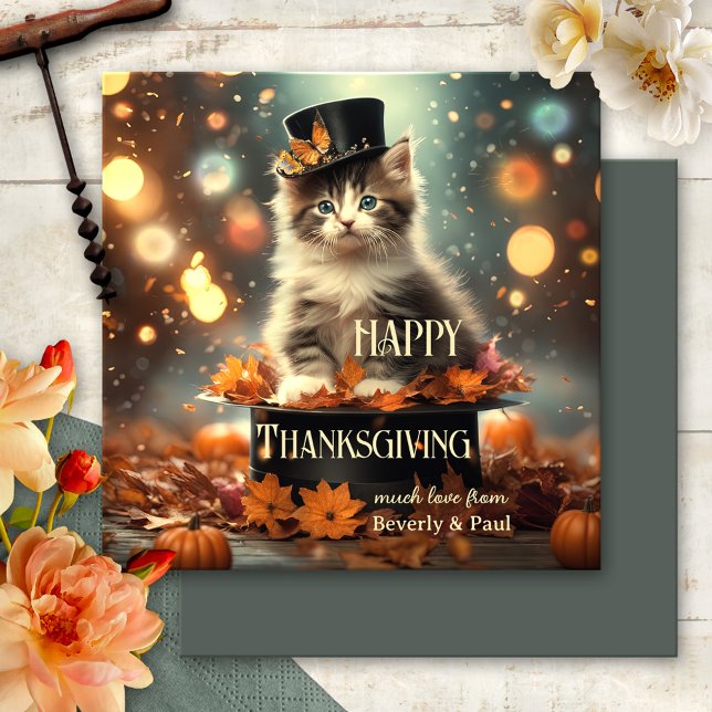 Cartão De Festividades Ação de Graças de Kitten Magical (A fun Thanksgiving card featuring a kitten with a magical hat, amidst festive lights and fall leaves)