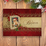 Cartão De Festividades Acredite o natal vintage Dourado e vermelho do<br><div class="desc">O design original, rica textured, elegante e ornamentado do estilo do vintage que caracterizam a imagem do papai noel da Victorian-era em um quadro do laço do ecru decorado com fita vermelha, o flourish do ouro, os redemoinhos perlados sparkling, e as poinsétias em um vermelho textured subtly o fundo do...</div>