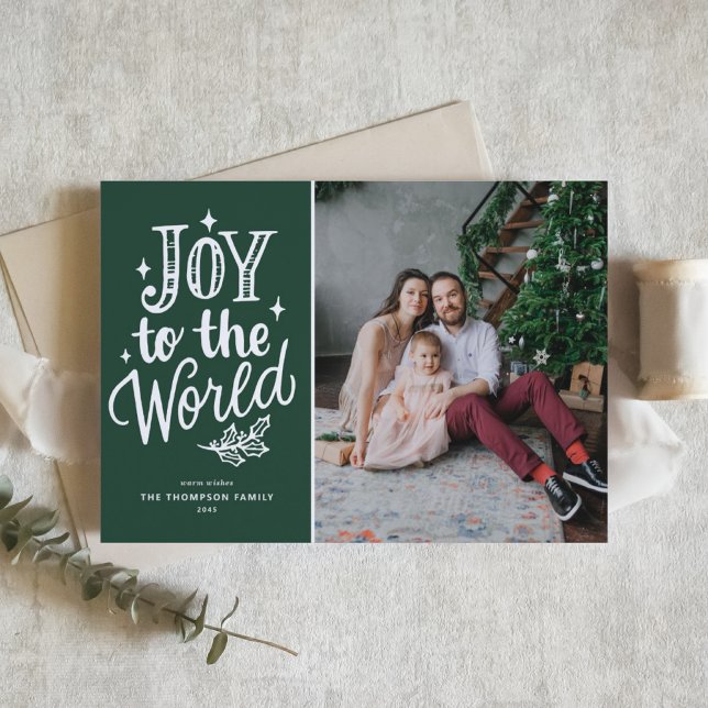 Cartão De Festividades Alegria Verde Para A Foto Da Carol De Natal Do Mun (Celebrate the season with this customizable green "Joy to the World" photo Christmas card.)