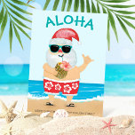 Cartão De Festividades Aloha Hawaiian Santa Beach Christmas<br><div class="desc">Hawaiian theme Christmas card features Santa on a tropical beach sipping from a pineapple, with "Aloha" in a turquoise blue island style font. Reverse side is red with a pattern of white hibiscus flowers (matching Santa's shorts). Personalize with your name and holiday greeting (shown with "Merry Christmas", but you could...</div>