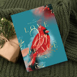 Cartão De Festividades Amar Joy & Peace Red Cardincolor Azul<br><div class="desc">Nosso cartão de Natal de Natal de espírito cardinal incorpora calor, vida e energia inspirados pela natureza. Escovas expressivas e derrames de caneta são combinadas com nossa trabalho de arte artística estriada de pássaros cardeal. Evocando o sentimento de amor, alegria e paz. Matizes saturados de vermelhos, pincéis, negros profundos, negros...</div>