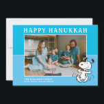 Cartão De Festividades Amendoins | Snoopy Happy Hanukkah<br><div class="desc">Envie este cartão de feriado do Peanuts divertido. Personalize com sua foto.</div>