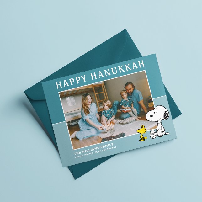 Cartão De Festividades Amendoins | Snoopy & Woodstock Feliz Hanukkah (Card on table)