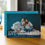 Cartão De Festividades Amor, Luz e Trás | Foto de Hanukkah<br><div class="desc">O cartão com fotos de Chanucá,  bonito e iluminado,  apresenta sua foto favorita,  horizontal ou paisagística,  com "amor,  luz,  trincas" sobrepostas em letras brancas,  acentuadas com estrelas de David. Personalize com a saudação de Chanucá,  nomes e o ano abaixo. Cartões se revertem a um padrão de neve e estrelas.</div>