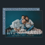 Cartão De Festividades Amor, Luz e Trás | Foto de Hanukkah<br><div class="desc">O cartão com fotos de Chanucá,  bonito e iluminado,  apresenta sua foto favorita,  horizontal ou paisagística,  com "amor,  luz,  trincas" sobrepostas em letras brancas,  acentuadas com estrelas de David. Personalize com a saudação de Chanucá,  nomes e o ano abaixo. Cartões se revertem a um padrão de neve e estrelas.</div>