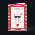 Cartão De Festividades Aniversário em namorados do Moustache do dia dos<br><div class="desc">Qualquer um que comemora seu aniversário no dia dos namorados amará este cartão do bigode. Um olhar na moda,  os corações e a mensagem pretos e vermelhos dão uma apelação do divertimento. Os corações brancos dão um olhar da textura ao fundo.</div>