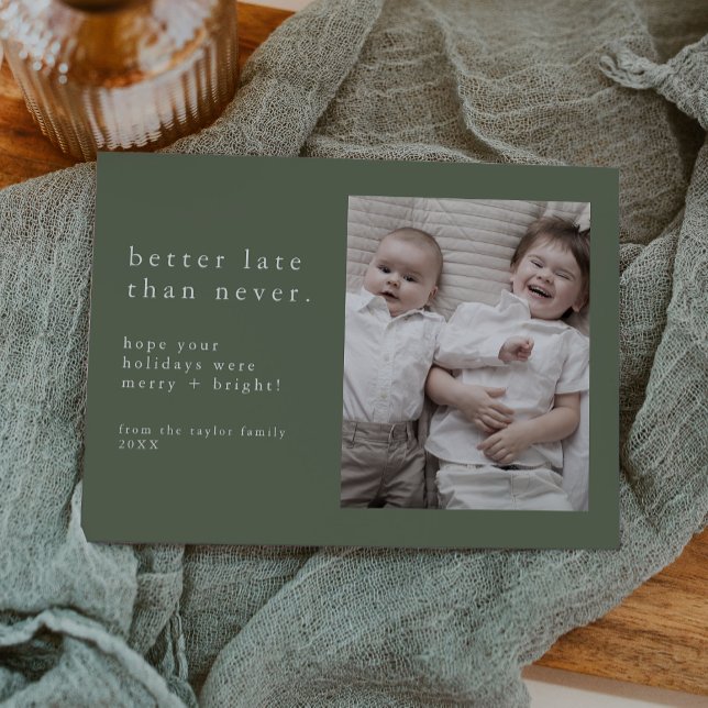 Cartão De Festividades ANOS NOVOS verdes da EMELIA Foto de Natal Engraçad (EMELIA Green New Years Photo Late Funny Christmas Holiday Card)