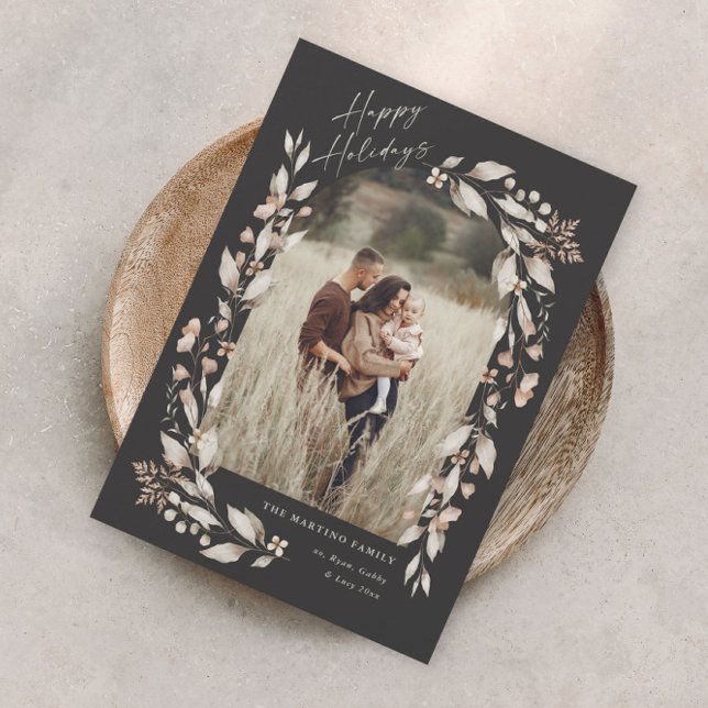 Cartão De Festividades Arco de Flor Silvestre Boho Foto Natal (Boho wildflower arch photo holiday card with elegant happy holidays script.)