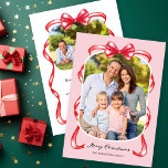 Cartão De Festividades Arco Whimsical Moderno Curvo 2 Fotografias Natal<br><div class="desc">Este cartão de Natal de fotografia esbranquiçado mostra uma imagem curvada,  elegantemente adornada com um charmoso arco vermelho e fita em um fundo de rosa claro. A parte traseira oferece espaço para uma segunda foto e texto personalizado,  permitindo que você adicione sua própria mensagem pessoal.</div>