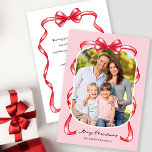 Cartão De Festividades Arco Whimsical Moderno Curvou o Natal<br><div class="desc">Este Cartões de foto de Natal branco mostra uma imagem curvada,  elegantemente adornada com um arco vermelho e uma fita encantadora sobre um fundo rosa. A parte traseira oferece espaço para texto personalizado,  permitindo que você adicione um toque pessoal à mensagem.</div>