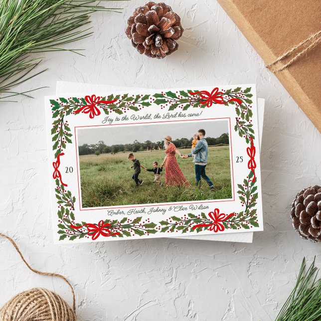 Cartão De Festividades Arcos vermelhos e Holly Garland - Natal com uma fo (Charming holly branches and red looping bows frame one horizontal photo Christmas holiday card)