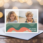 Cartão De Festividades Arte Abstrata da Linha Orgânica - 1 Foto Jade Tang<br><div class="desc">Frente - 2 Modelo de foto em uma grade simples com uma borda branca. Um padrão de arte abstrato divertido com coral e verdes e uma fonte simples criam um design moderno e minimalista para a temporada de férias. Costas - Padrão de arte de curva orgânica verde profundo e coral....</div>