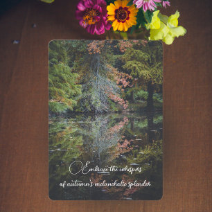 Cartão De Festividades Árvores coloridas refletindo sobre a água calma