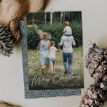 Cartão De Festividades Autografo | Feliz Natal Foto Vertical<br><div class="desc">Mande cartões de natal para amigos e família em estilo chic com nossos cartões com fotos elegantes. O design apresenta a sua foto favorita vertical ou orientada a retratos com "Feliz Natal", enquadrada na parte inferior em um roteiro branco, escrito à mão. Personalize com seu nome de família e o...</div>