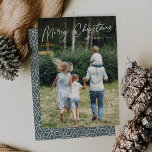 Cartão De Festividades Autografo | Feliz Natal Foto Vertical<br><div class="desc">Mande cartões de natal para amigos e família em estilo chic com nossos cartões com fotos elegantes. O design apresenta a sua foto favorita vertical ou orientada a retratos com "Feliz Natal" sobreposto ao longo do topo em um roteiro branco, com letra branca. Personalize com seu nome de família e...</div>