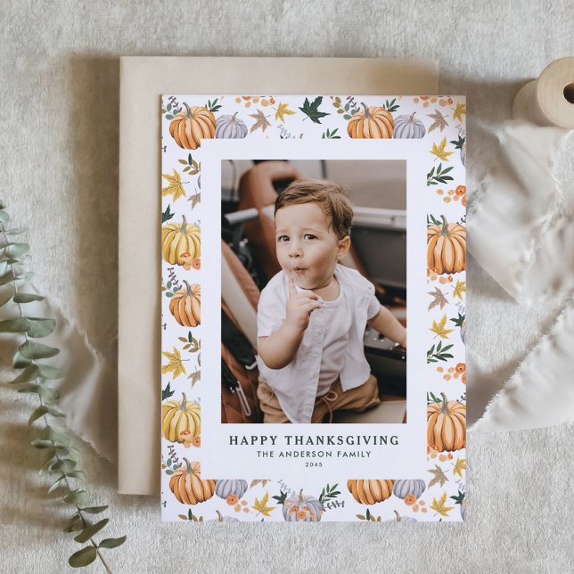 Cartão De Festividades Autumn Harvest Pumpkin Feliz Dia de Ação de Graças (Personalized Photo Thanksgiving Card with Pumpkins in Orange, Yellow & Grey | Fall Greeting Card)