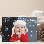 Cartão De Festividades Aviso de Nascimento do Bebê Religioso Foto de Nata<br><div class="desc">Cartão de nascimento elegante de Natal com um belo verso bíblia sobre Jesus em tipografia cursiva branca. Para nós, uma criança é nascer. Isaiah 9:6. Um cartão de férias de bebê recém-nascido com uma foto de cheio sob a escritura religiosa na frente. Adicione a segunda fotografia do seu filho no...</div>