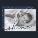 Cartão De Festividades Azul Marinho | Foto de Chanucá com Script Shine<br><div class="desc">Compartilhe cartões de natal com esses cartões com fotos chic Hanukkah apresentando sua foto horizontal ou paisagística favorita de sangria de cheio. "Brilho" aparece como uma camada de texto azul marinho na tipografia elegante de script com letra de mão. Personalize com seus nomes e o ano na base. Cartões que...</div>
