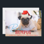 Cartão De Festividades Bah Humpug Pug Dog Foto de Natal Personalizada Eng<br><div class="desc">Bah Humpug Pug Dog Foto de Natal Personalizada Engraçada em Santa Hat móvel com Tipografia de Férias e Citações de Feriado Divertido, Santa Hat e Ilustração de Pug Bonito. Com texto de script de tendência em azul brilhante e vermelho. Uma citação engraçada e fofa para os Pet-Lovers de Natal, feriados...</div>