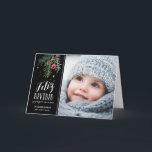 Cartão De Festividades Bayas Rojas | Feliz Navidad<br><div class="desc">Diseño moderno con una ilustración dibujados a mano y tipografía</div>