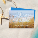 Cartão De Festividades Beach Dunes Merry Christmas Flat Cards<br><div class="desc">Seacoast Feliz Natal, cartões de um lado. Personalize sua escolha de saudar em uma imagem de fundo das dunas oceânicas com grama alta e ondulante. Este único cartão de feriado costeiro tem texto sombra branco com azul. A assinatura está em um script branco perto do fundo. A parte traseira da...</div>