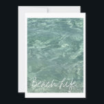 Cartão De Festividades Beach Life cita ondas oceânicas águas rasas<br><div class="desc">Impresso com uma bela imagem de água clara do oceano na praia com modelo de texto personalizado que você pode editar!</div>