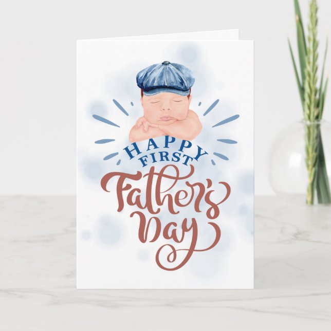Cartão De Festividades Bebê giro num Boné azul PRIMEIRO Dia de os pais (Frente)